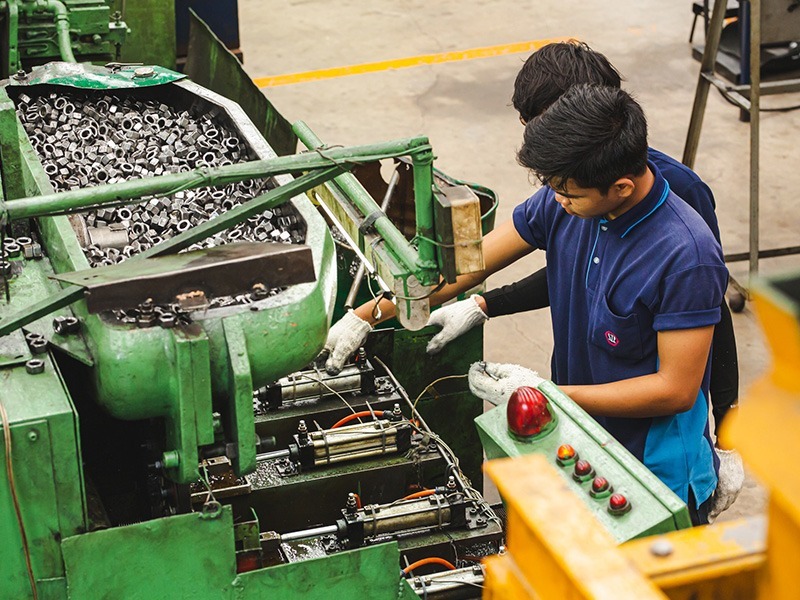 โรงงานผลิตสกรูน๊อต สั่งทำ - แสงทองสลักภัณฑ์